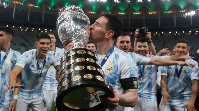 El 10 de Argentina quiere volver a levantar el trofeo (IMAGO)