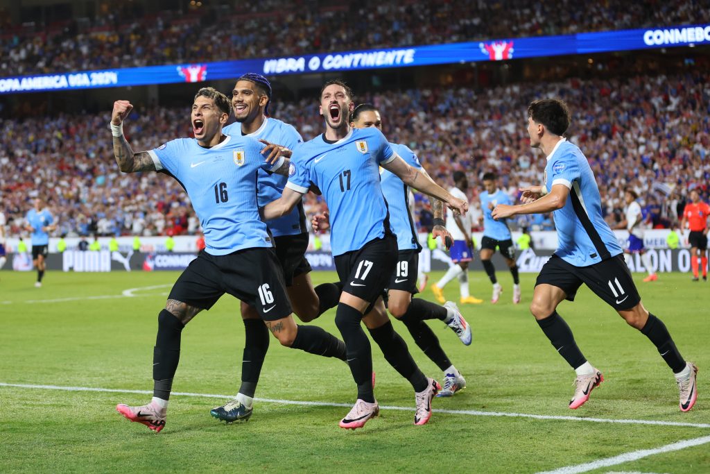 Uruguay celebra el gol anotado a Estados Unidos. (Photo by Michael Reaves/Getty Images)
