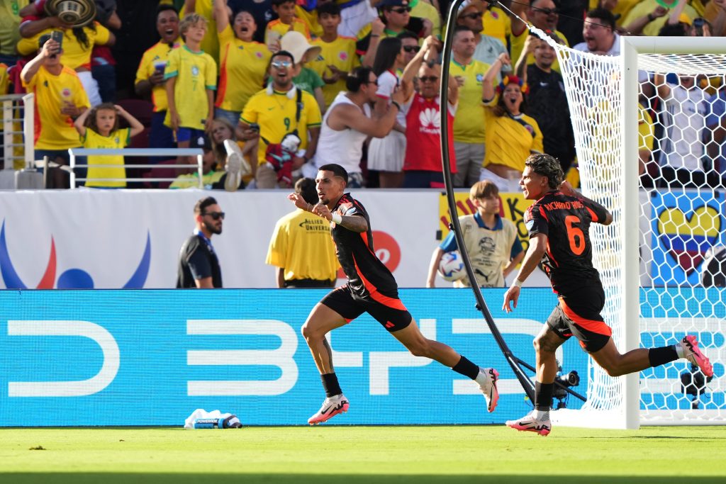 Daniel Muñoz celebra el gol contra Brasil. (Photo by Thearon W. Henderson/Getty Images)