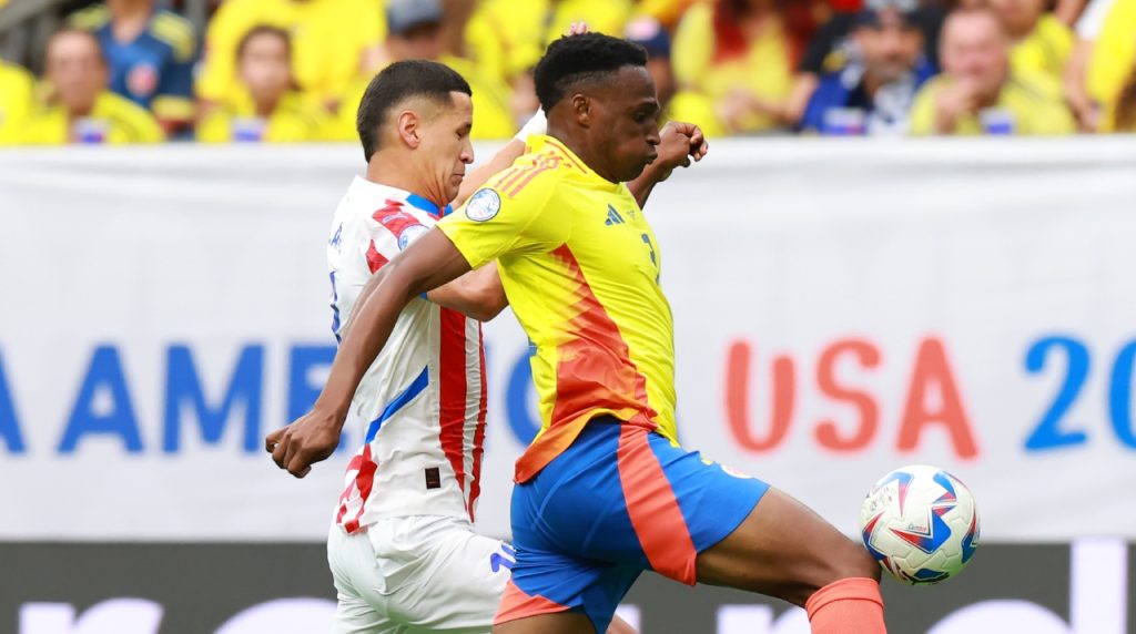 Jhon Lucumí antes de lesionarse vs. Paraguay. (Foto: Getty Images)