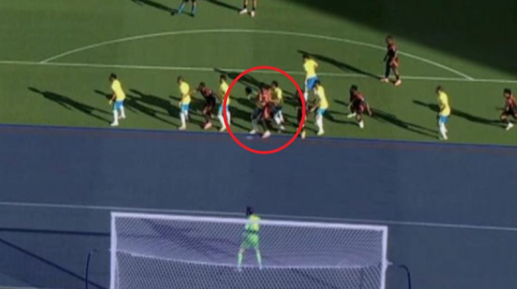 La segunda imagen del gol anulado a Colombia. (Foto: X / @ElVarCentral)