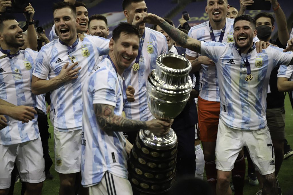Messi levantando la Copa en 2021, el último campeón (IMAGO)