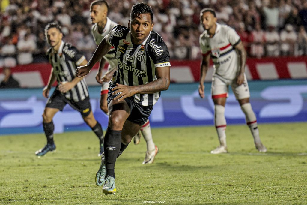 Alfredo Morelos festejando el gol con Santos de Brasil. Foto: Imago.