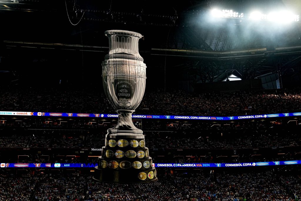 La gigantografía del trofeo de la Copa América (IMAGO)