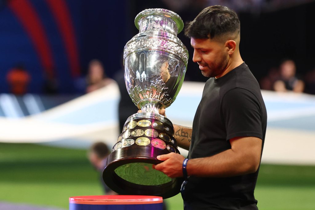 El Kun Agüero junto al trofeo de la Copa América (IMAGO)