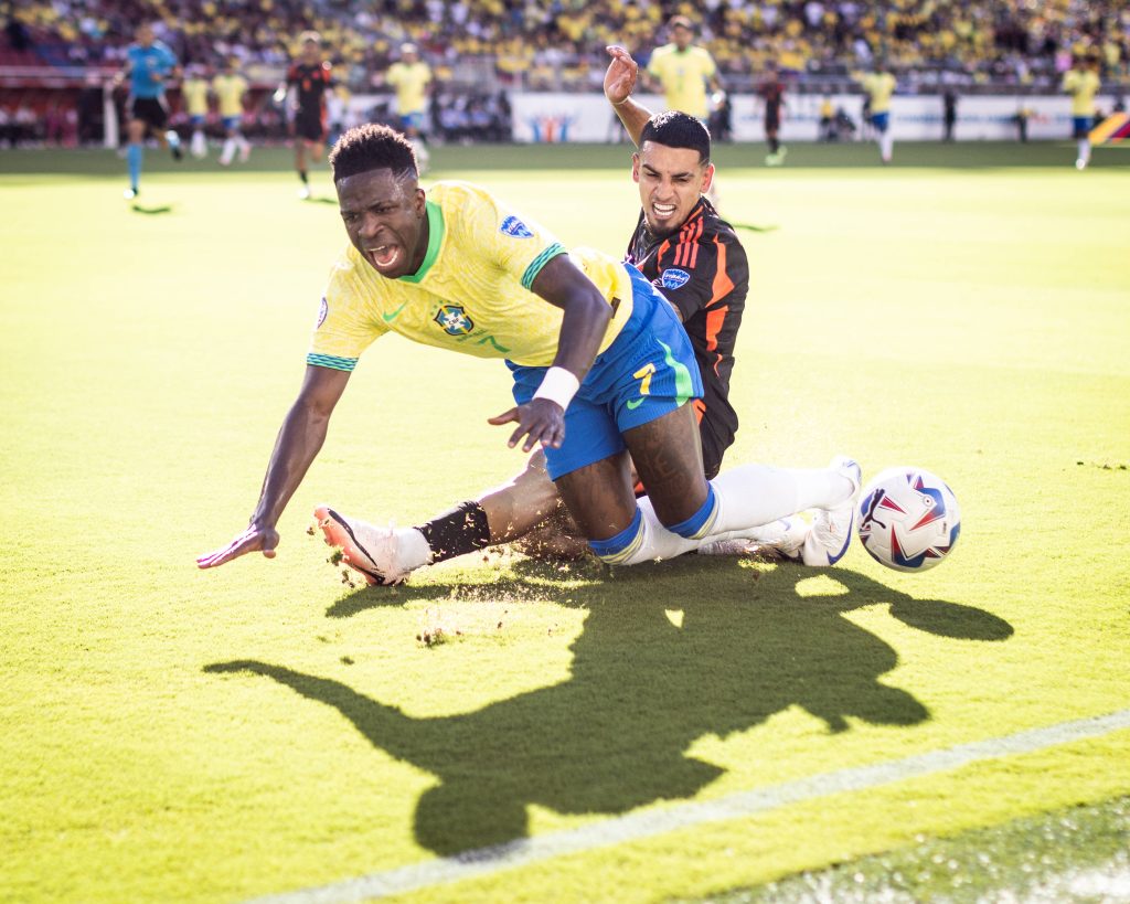 Daniel Muñoz y Vinícius Júnior en Colombia vs. Brasil por la Copa América USA 2024. Foto: Imago.